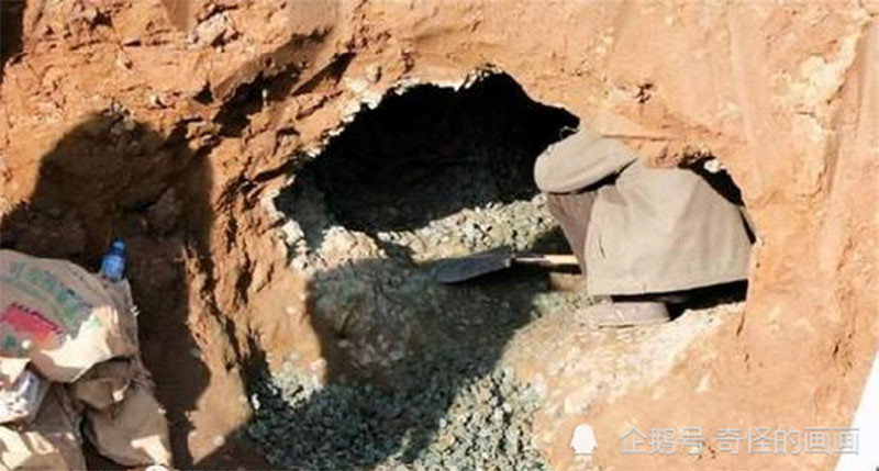 Đào móng xây nhà nghe âm thanh lạ, đào lên thấy kho báu khủng Dao mong xay nha nghe am thanh la, dao len thay kho bau khung