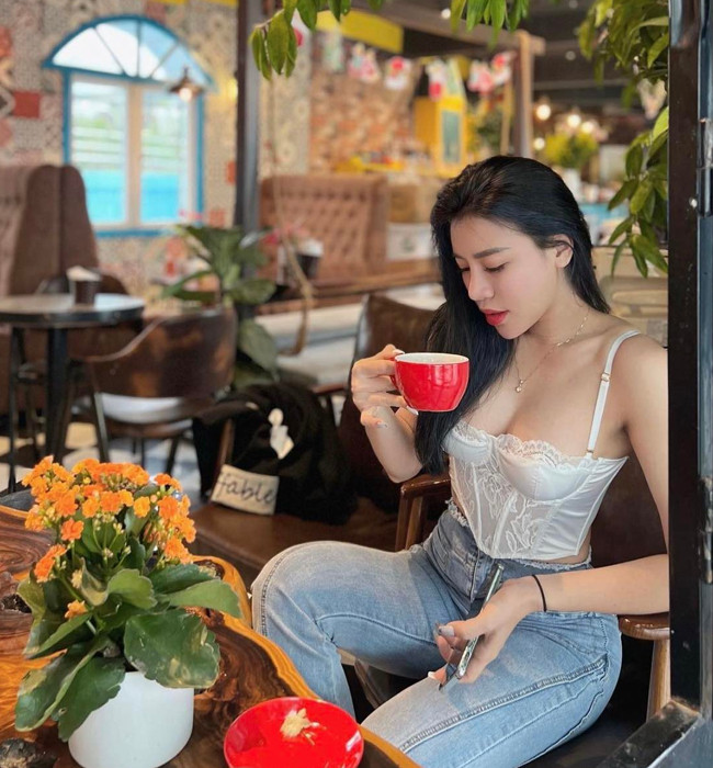 Ở ngoài đời, cô cũng chuộng những item cơ bản, tôn dáng.