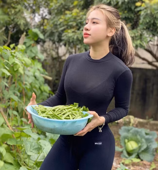 Đối với những bộ đồ tập, cô diện những thiết kế có độ ôm vừa vặn để tạo cảm giác thoải mái trong quá trình vận động.