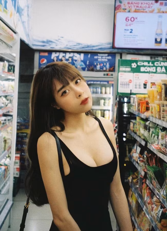 Cô sinh năm 1993, quê Nam Định, được biết đến là hot girl phòng gym sở hữu nhan sắc xinh đẹp cùng số đo 3 vòng chuẩn: 92-58-94 (cm).