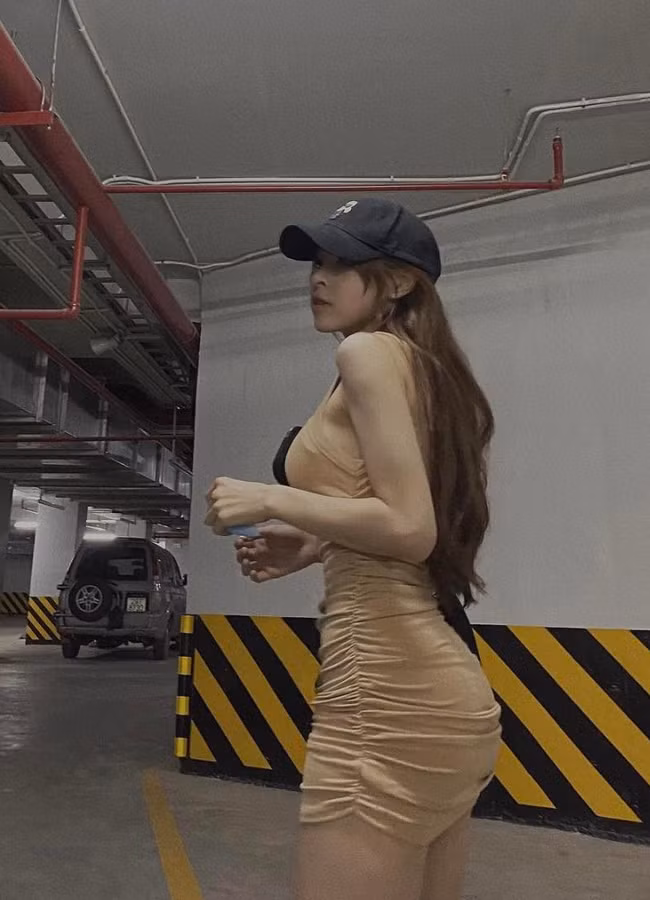 Những set đồ của Bích Hạnh thiên về sự trẻ trung, năng động, không kém phần gợi cảm.