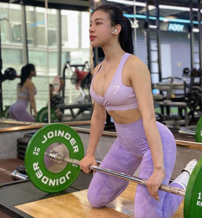 Nhờ ngoại hình quyến rũ, cô thường xuyên chưng diện những bộ đồ ôm sát cơ thể, khai thác triệt để đường cong "vạn người mê".