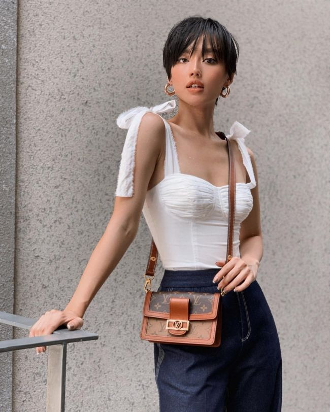 Họ mặc chúng xuống phố khoe cá tính thời trang qua cách mix đồ.