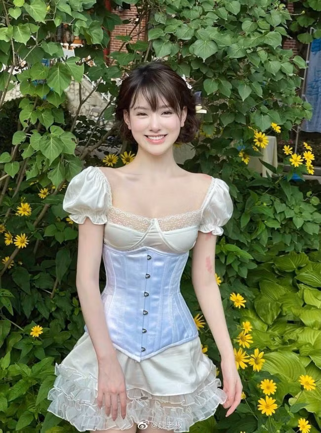  Áo corset được biết tới từ thế kỷ 16. Phụ nữ phương Tây dùng chiếc áo này để siết eo thon, đôn ngực đầy.