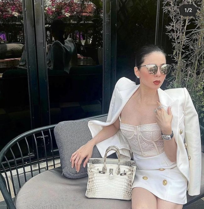 Dù vòng một nhỏ hay lớn, thiết kế corset đều giúp người mặc đôn cao đôi gò bồng đảo.