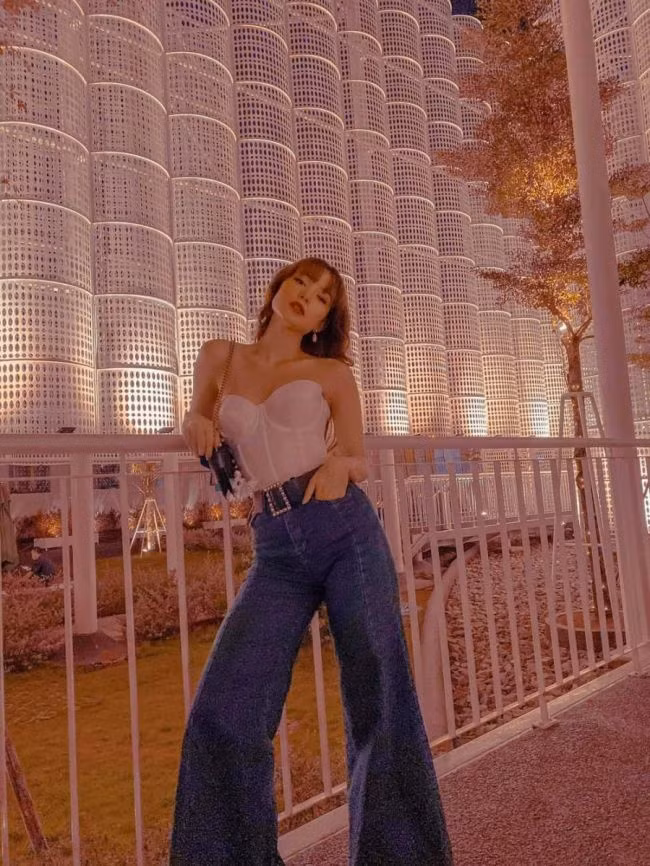 Bạn nên chọn áo đúng size để tôn lên vóc dáng hiệu quả hơn.