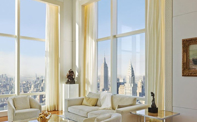 Căn penthouse rộng gần 1.400 m2 này gồm 34 phòng trong đó có 12 phòng ngủ và 16 phòng tắm. Toàn bộ mặt ngoài tòa nhà có kết cấu trụ đồng và kính thủy tinh màu