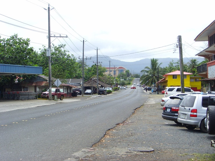 Ngoài các mỏ phốt phát thì quốc đảo này hầu như không có nguồn khoáng sản nào.