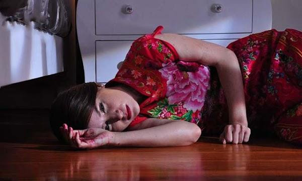 Cap voi chong ban, co gai nhuc nha hon 1 tieng trong tu quan ao-Hinh-2