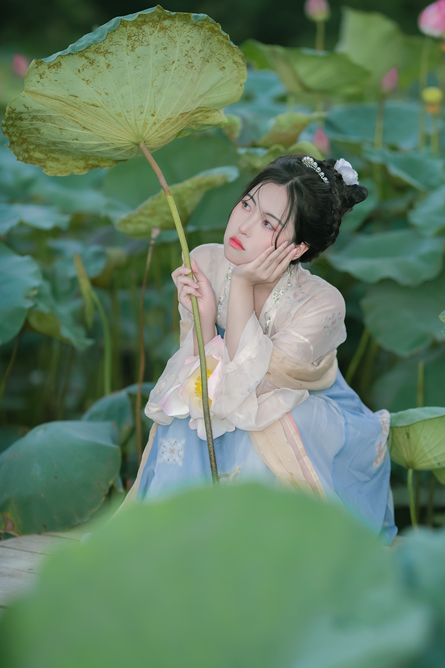 "Tiểu tiên nữ" với bộ ảnh bên hoa sen khiến cộng đồng mạng dậy sóng ảnh 9