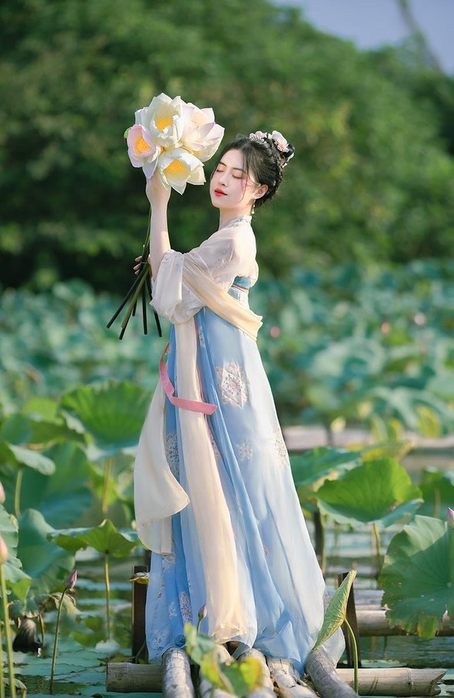 "Tiểu tiên nữ" với bộ ảnh bên hoa sen khiến cộng đồng mạng dậy sóng ảnh 2