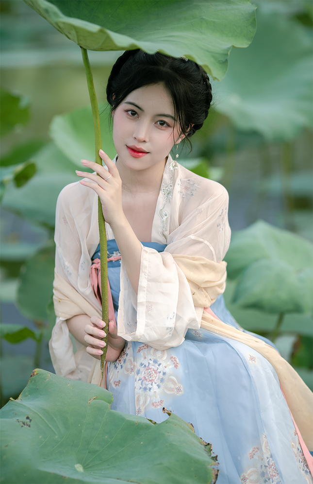 "Tiểu tiên nữ" với bộ ảnh bên hoa sen khiến cộng đồng mạng dậy sóng ảnh 1