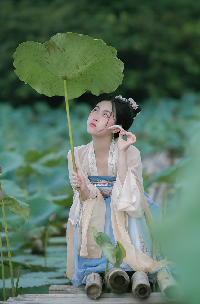 "Tiểu tiên nữ" với bộ ảnh bên hoa sen khiến cộng đồng mạng dậy sóng ảnh 8