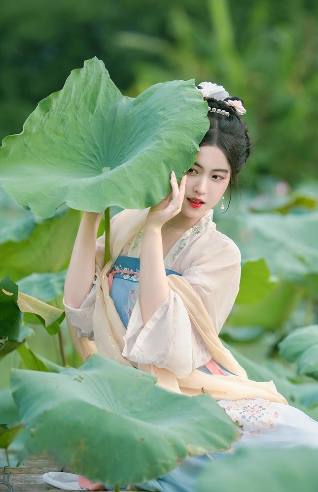"Tiểu tiên nữ" với bộ ảnh bên hoa sen khiến cộng đồng mạng dậy sóng ảnh 7