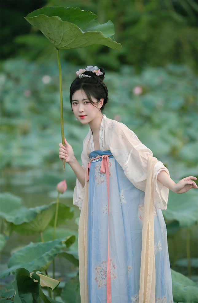 "Tiểu tiên nữ" với bộ ảnh bên hoa sen khiến cộng đồng mạng dậy sóng ảnh 3