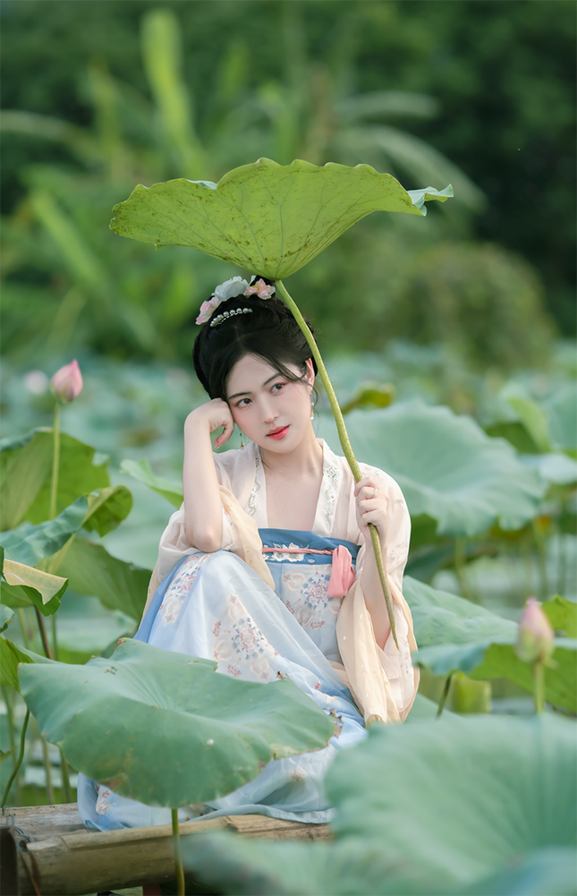 "Tiểu tiên nữ" với bộ ảnh bên hoa sen khiến cộng đồng mạng dậy sóng ảnh 5