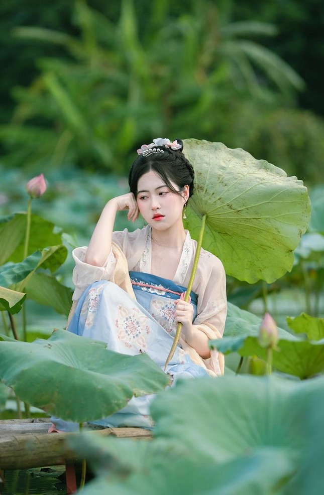 "Tiểu tiên nữ" với bộ ảnh bên hoa sen khiến cộng đồng mạng dậy sóng ảnh 10