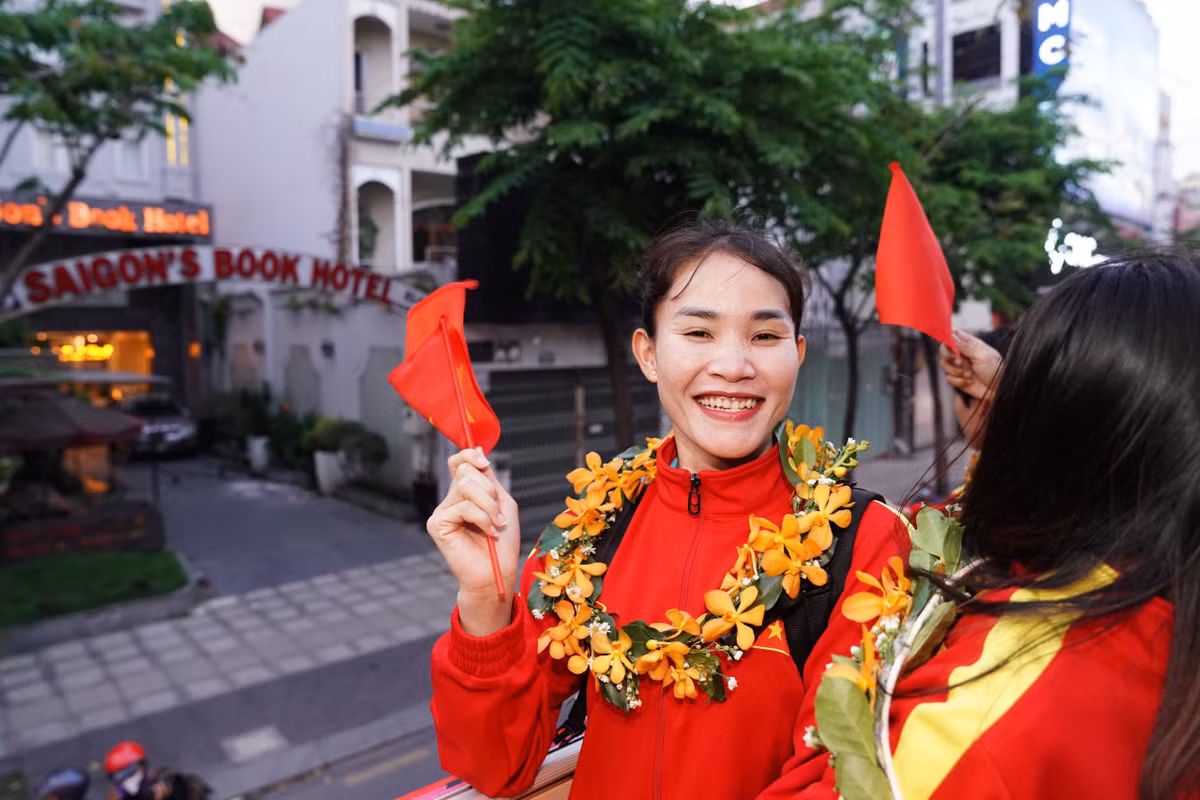 Tuyển thủ Chương Thị Kiều xúc động chia sẻ: "Tôi rất hạnh phúc khi được mọi người chào đón theo cách không thể tưởng tượng được. Tôi và cả đội mong muốn người hâm mộ cổ vũ cho đội nhiều hơn trong hành trình sắp tới".