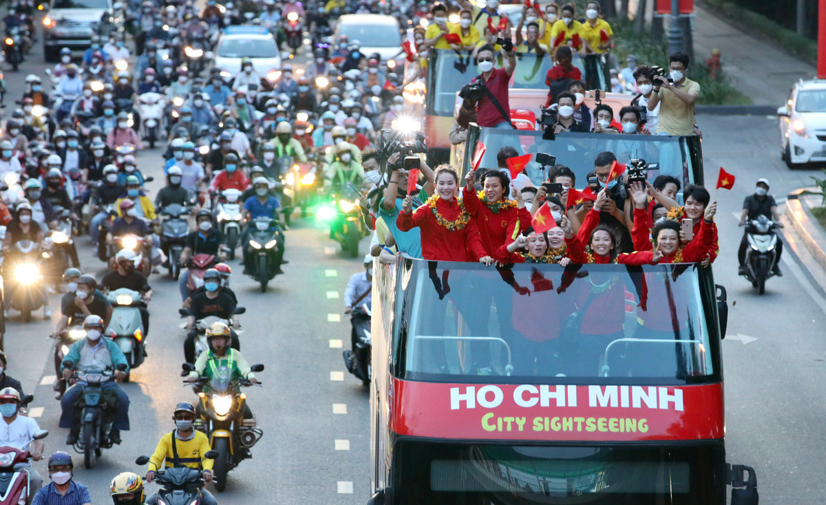 Đội tuyển nữ được diễu hành trên xe buýt 2 tầng, với lực lượng môtô cảnh sát dẫn đường. Lễ diễu hành của đội đi qua qua các tuyến đường Trường Sơn - Nam Kỳ Khởi Nghĩa - Lê Duẩn - Đồng Khởi - Lê Thánh Tôn - Nguyễn Huệ. Ảnh: Phương Lâm.