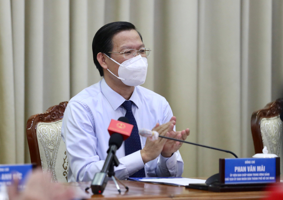 Ông Phan Văn Mãi, Ủy viên Ban Chấp hành Trung ương Đảng, Phó bí thư Thường trực Thành ủy, Chủ tịch Ủy ban nhân dân Thành phố Hồ Chí Minh chúc mừng, biểu dương chiến tích của các cầu thủ trong cuộc gặp gỡ.