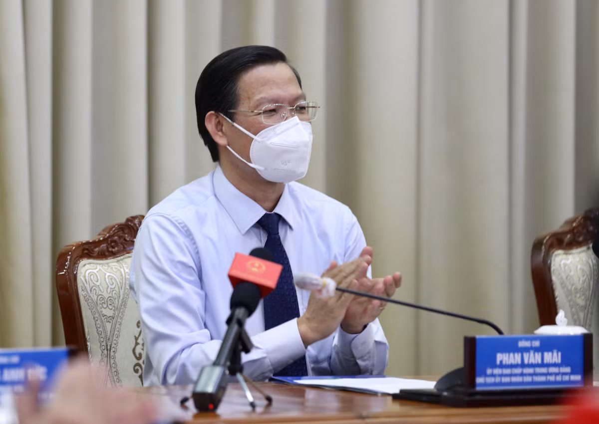 Ông Phan Văn Mãi, Ủy viên Ban Chấp hành Trung ương Đảng, Phó bí thư Thường trực Thành ủy, Chủ tịch Ủy ban nhân dân Thành phố Hồ Chí Minh chúc mừng, biểu dương chiến tích của các cầu thủ trong cuộc gặp gỡ.