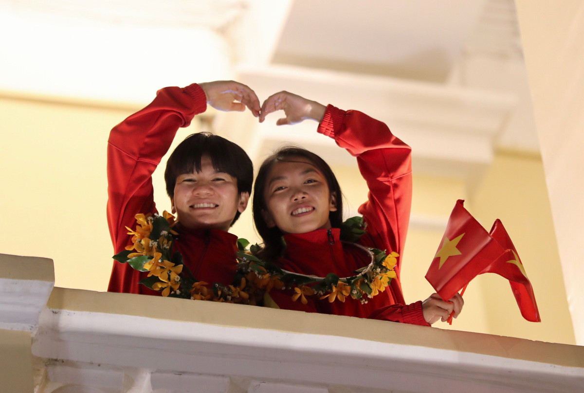 Huỳnh Như và đồng đội di chuyển vào trụ sở Ủy ban nhân dân TP.HCM. Tại đây, các cầu thủ và ban huấn luyện dự buổi gặp gỡ lãnh đạo thành phố. Họ sẽ được trao bằng khen cùng 30 triệu đồng tiền thưởng trên người.