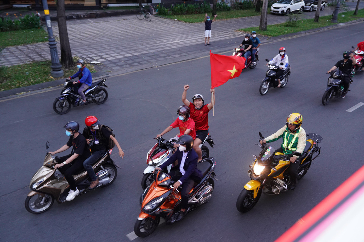 Nhiều người hâm mộ cầm theo cờ và đi cùng các nữ tuyển thủ trên suốt hành trình. Họ hô vang tên các cầu thủ thể hiện sự tự hào, hãnh diện.