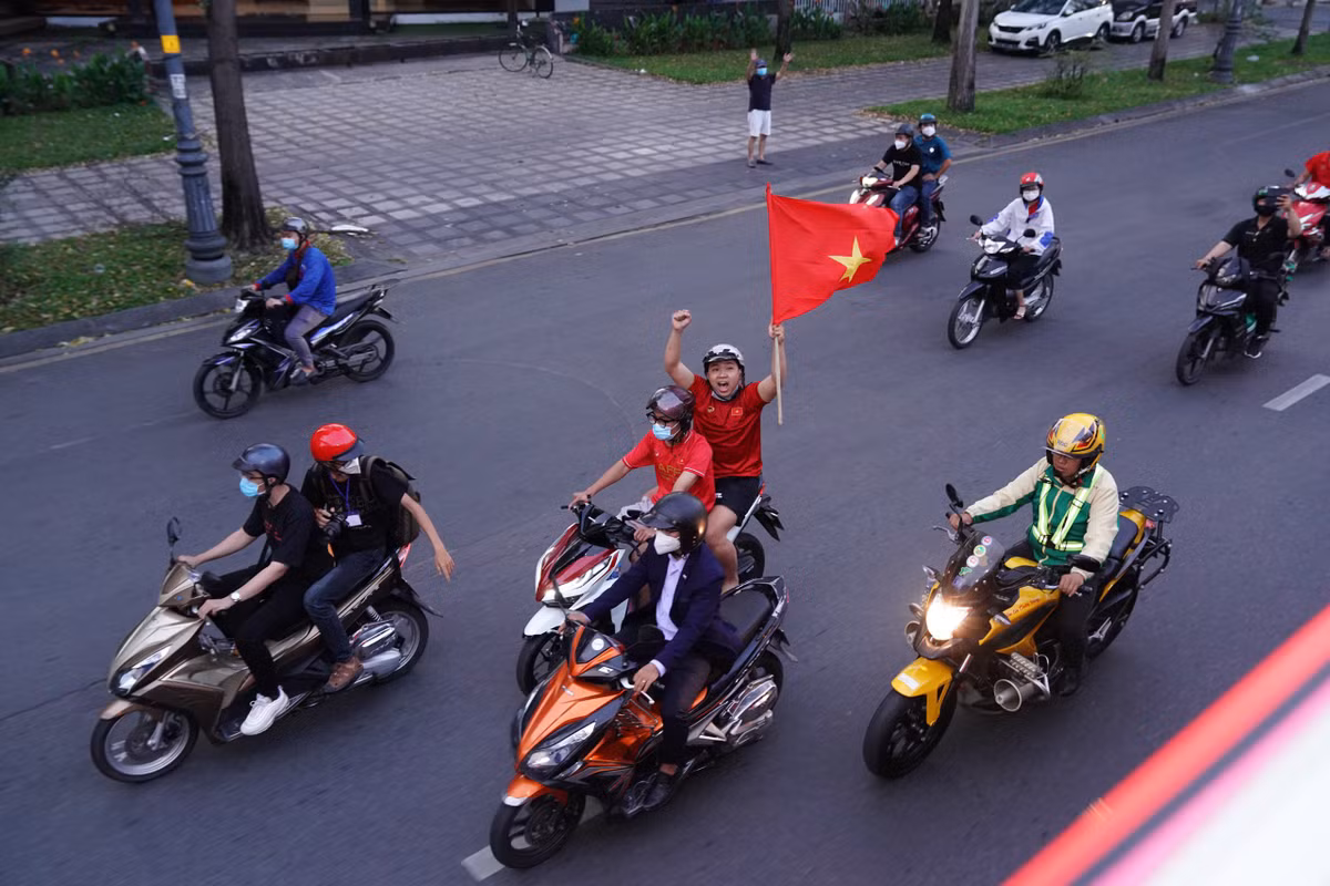 Nhiều người hâm mộ cầm theo cờ và đi cùng các nữ tuyển thủ trên suốt hành trình. Họ hô vang tên các cầu thủ thể hiện sự tự hào, hãnh diện.