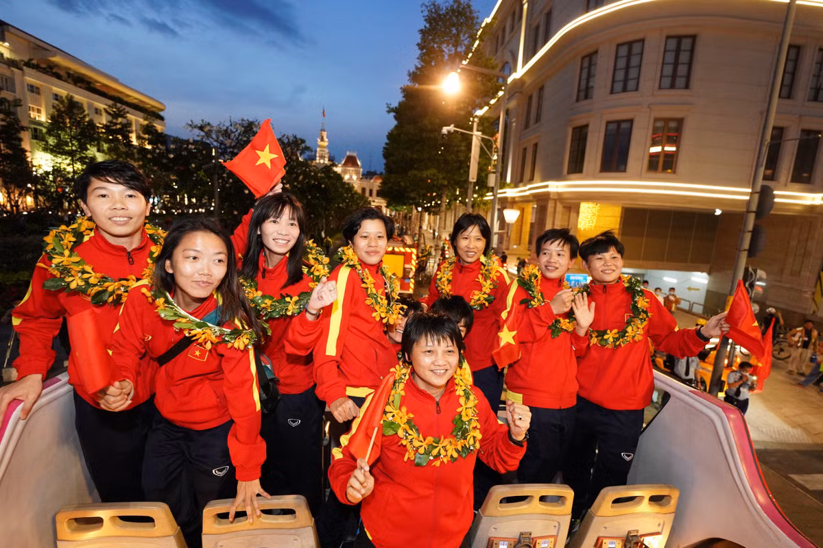 Sau khoảng nửa tiếng diễu hành, chuyến xe dừng chân ở Phố đi bộ Nguyễn Huệ.