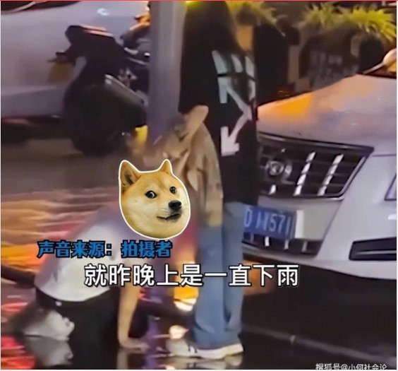 Xôn xao chuyện chàng trai quỳ gối trước bạn gái xin đừng chia tay ảnh 1