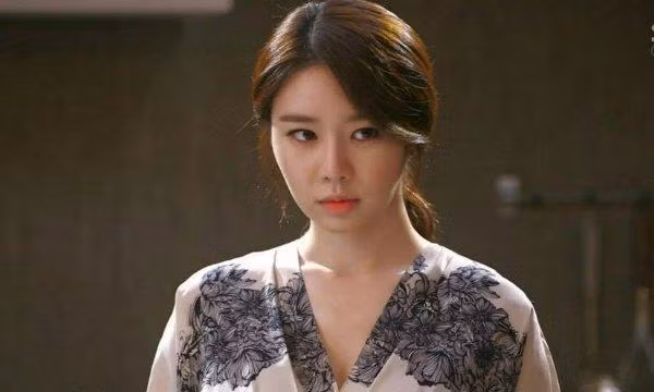 Bieu nha ban trai chai ruou 3 trieu, bac gai tang lai hop qua soc oc