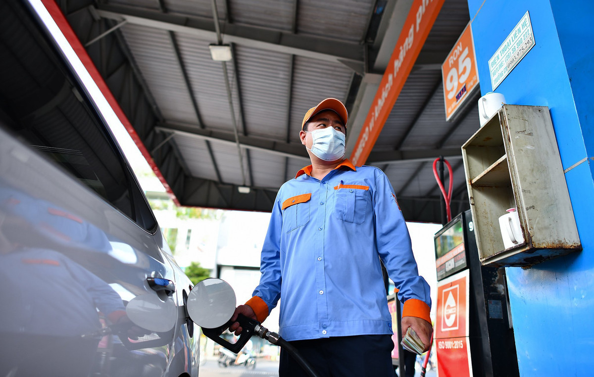 Xang tang gia ky luc, doanh nghiep van khong man ma ban