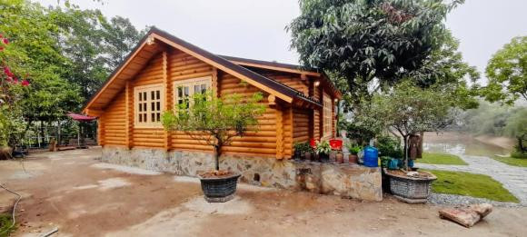 Gia chu dung can nha go giua long Ha Noi lam noi nghi duong