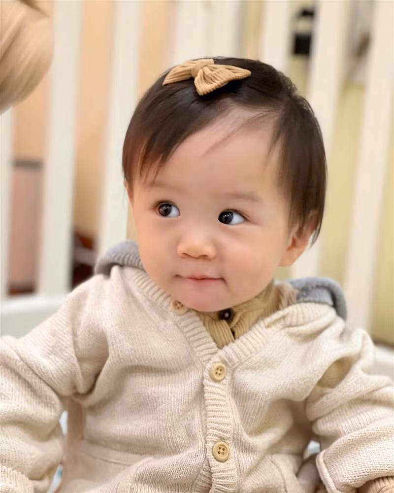 Ngoai hinh con gai An Nguy sau 1 nam chao doi bang IVF-Hinh-7