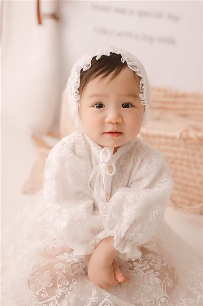 Ngoai hinh con gai An Nguy sau 1 nam chao doi bang IVF-Hinh-6