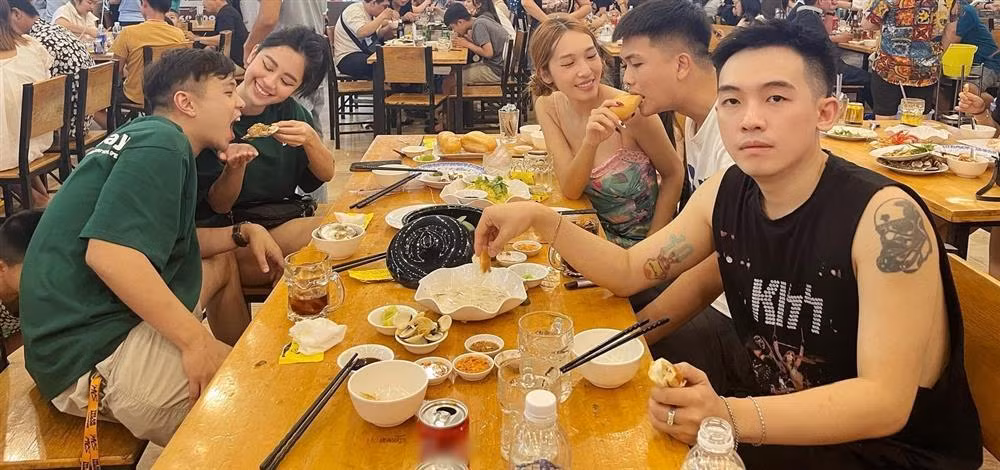 Buon cua Pho Dac Biet khi choi hoi ban noi tieng deu co bo-Hinh-2