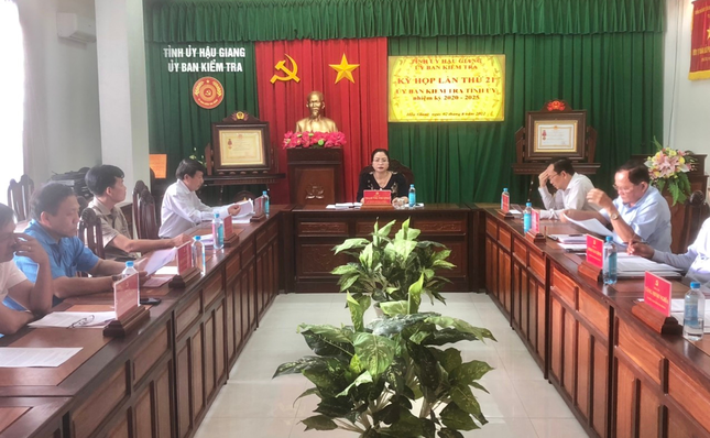 Xem xet ky luat Giam doc Ngan hang Nha nuoc chi nhanh Hau Giang