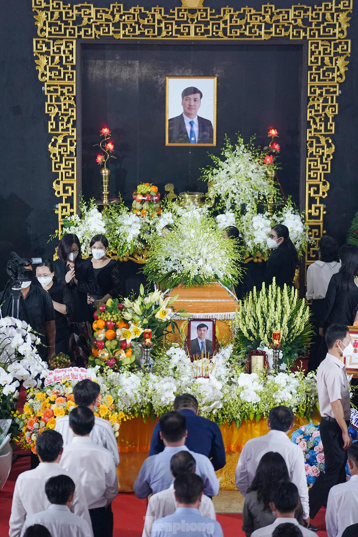 Những dòng người cứ nối tiếp vào viếng linh cữu Phó Chủ tịch UBND TP.HCM Lê Hoà Bình.