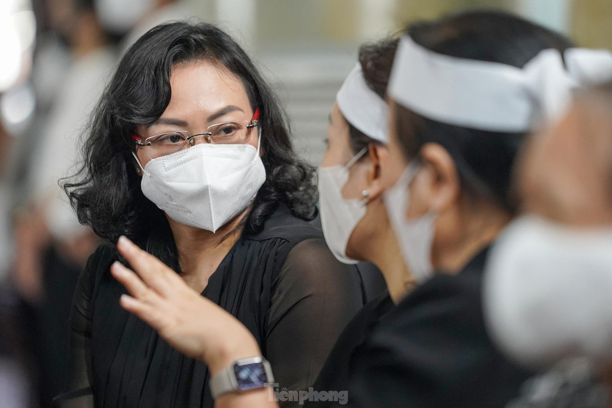 Người đồng cấp, đồng chí, Phó Chủ tịch UBND TP.HCM, bà Phan Thị Thắng có mặt tại khu vực gia quyến tạ lễ để động viên, an ủi người thân của đồng chí Lê Hoà Bình.