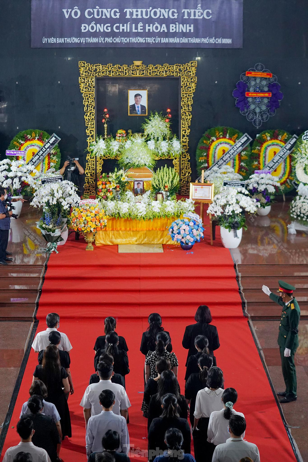 Ông Lê Hoà Bình, Phó Chủ tịch UBND TP.HCM đã có những nỗ lực hết mình trong cuộc chiến chống dịch COVID-19. Ông Lê Hoà Bình góp công rất lớn trong việc xây dựng thần tốc 16 BVDC, giành giật sự sống cho những nạn nhân COVID-19.