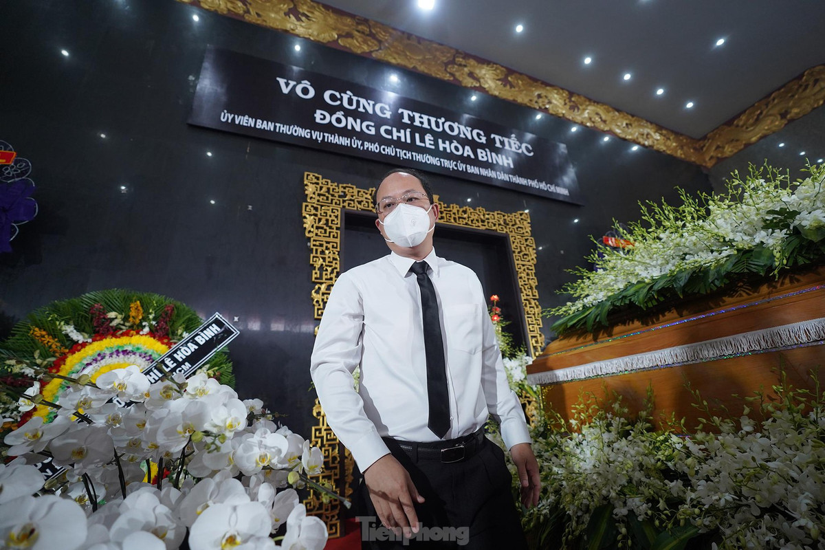 Ghi sổ tang, ông Nguyễn Hồ Hải có đoạn viết: "Cuộc đời này thật vô thường! nhớ ngày nào anh em mình cùng các đồng chí trong Ban Thường vụ Thành uỷ chung lưng, đấu cật, đoàn kết một lòng trong cuộc chiến sinh tử chưa từng có là chống dịch COVID-19. Anh đã quên ngủ, quên ăn, từng phút từng giờ lo cho nhân dân. Vậy mà giờ đây khi những nguy hiểm, cam go đã qua đi thì anh mãi mãi xa em, đồng chí và đồng đội".