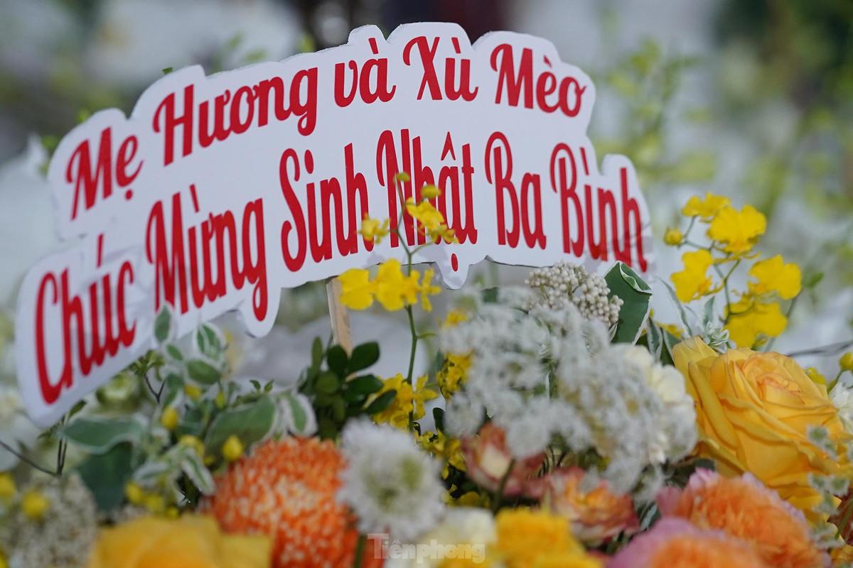 Vợ và con của đồng chí Lê Hoà Bình chuẩn bị vòng hoa "Chúc mừng sinh nhật ba Bình". Phó Chủ tịch Thường trực UBND TP.HCM Lê Hòa Bình, sinh ngày 1/4/1970 tại xã Tịnh Hà (huyện Sơn Tịnh, tỉnh Quảng Ngãi). Trước sinh nhật vài ngày, người lãnh đạo trẻ của TP.HCM đã không may tử nạn trong vụ TNGT.