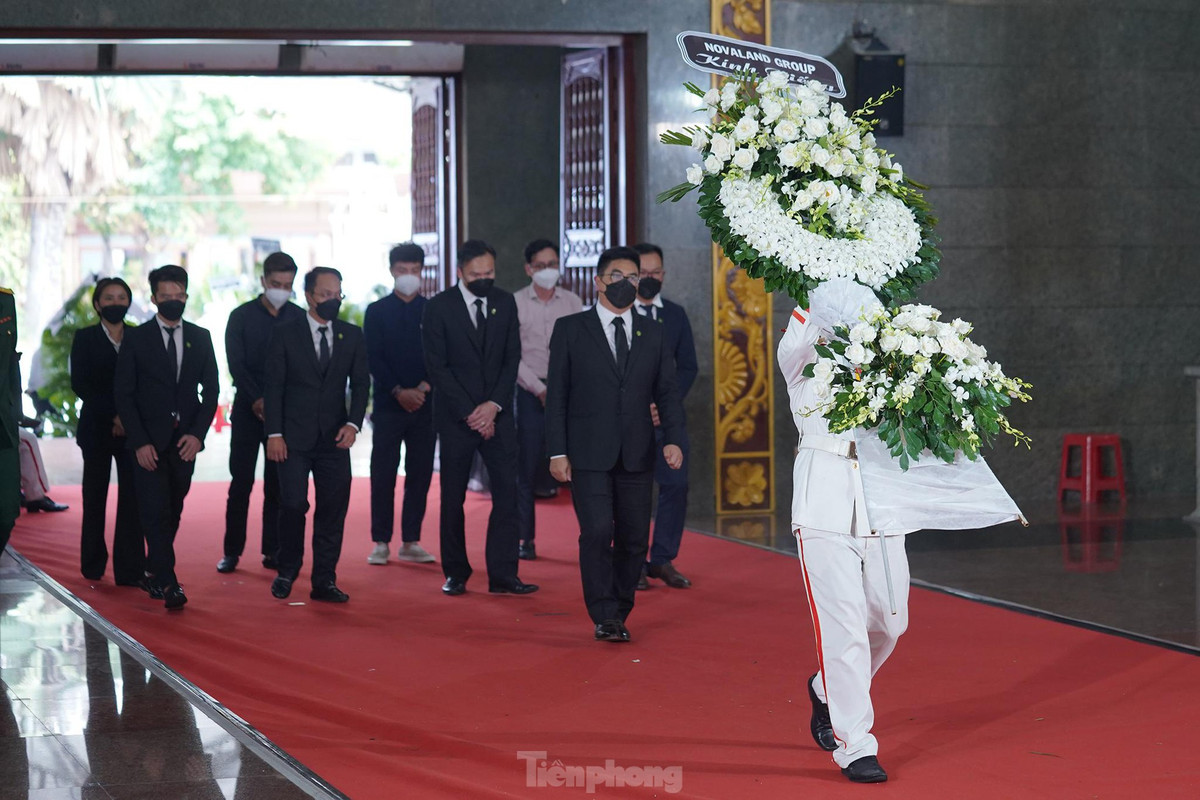 Ngày 29/3, thông tin Phó Chủ tịch UBND TP.HCM Lê Hòa Bình qua đời vì tai nạn giao thông trên đường đi công tác đã làm rất nhiều người dân thành phố, các doanh nghiệp cũng như các sở, ban ngành, quận, huyện bàng hoàng, đau xót. Hơn một năm đảm nhiệm vị trí phó chủ tịch, rồi phó chủ tịch thường trực UBND TP.HCM, ông Bình đã để lại nhiều dấu ấn đáng nhớ.