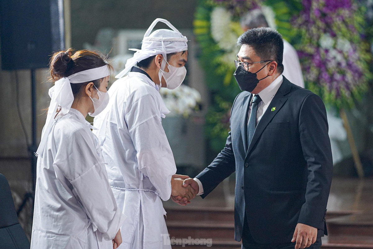 Chia sẻ mất mát, đau thương trước sự ra đi bất ngờ của người lãnh đạo trẻ.