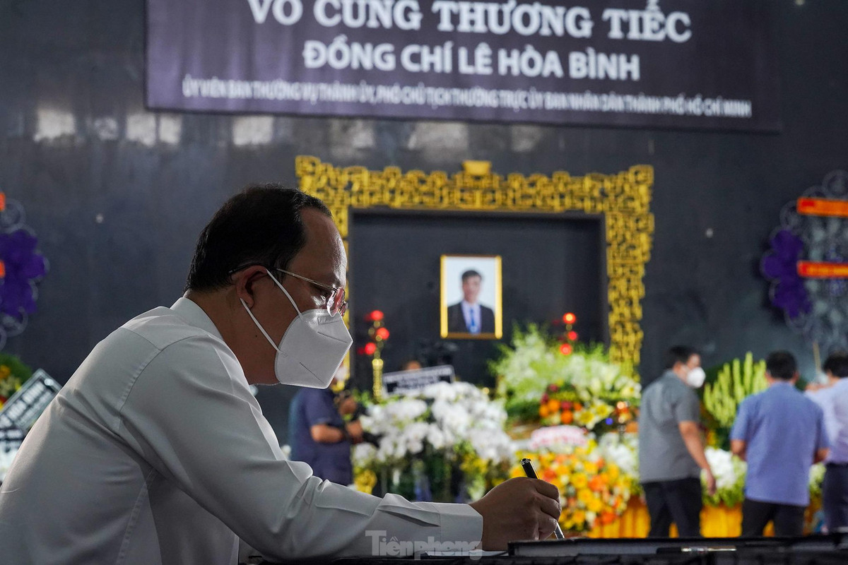 "Thật nghẹn ngào, đau xót, em cầu mong anh an nghỉ trong giấc ngủ ngàn thu. Em mong gia đình hãy nén đau thương, tự hào về một người chồng, người cha đã sống trọn đời cho nhân dân và cho đất nước. Vĩnh biệt anh Bảy thân thương!"- Phó Bí thư Thành uỷ TP.HCM, Nguyễn Hồ Hải.