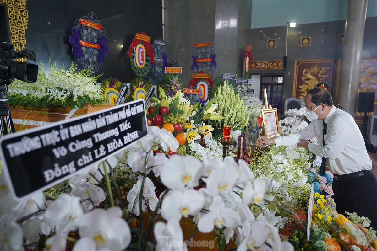 Phó Bí thư Thành uỷ TP.HCM Nguyễn Hồ Hải thắp cho người đồng chí, đồng đội nén hương.