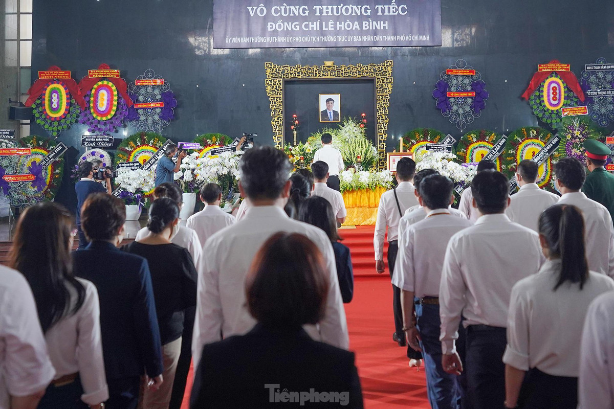 Trong ngày 1/4, có rất nhiều cá nhân, đoàn thể mang vòng hoa đến viếng, tiễn biệt đồng chí Lê Hoà Bình, Phó Chủ tịch UBND TP.HCM không may tử nạn vì TNGT.