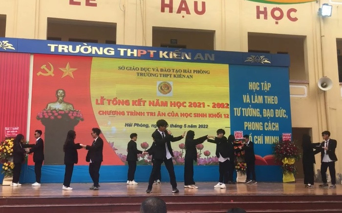 Học sinh Hải Phòng gây sốt CĐM với siêu phẩm "Chỉ riêng mình ta" Hoc sinh Hai Phong gay sot CDM voi sieu pham