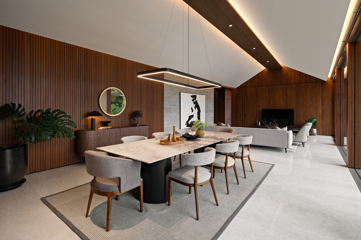 Khu vực bếp và bàn ăn lớn