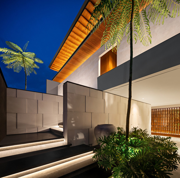 Hồ bơi được thiết kế liên thông với khu vực công cộng bằng cầu thang ngoài trời.